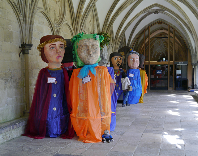 Giant Barons - Salisbury Cathedral - Mooch monkey