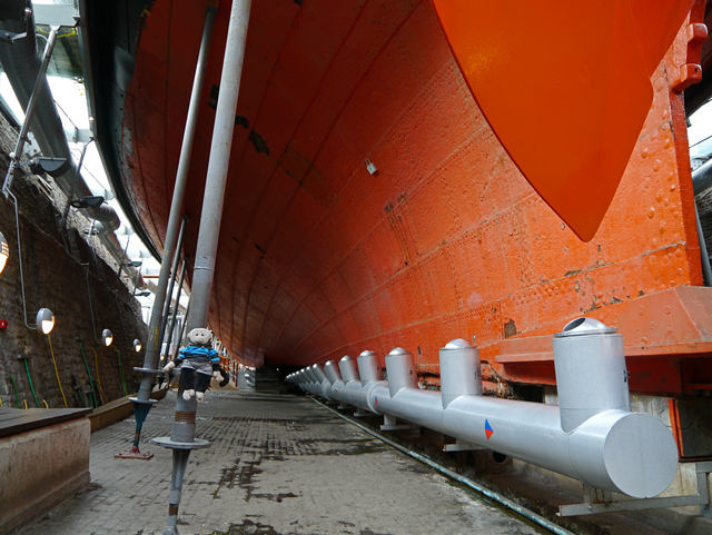 Mooch monkey at ss Great Britain in Bristol - the hull