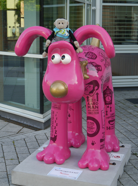 Mooch monkey at Gromit Unleashed in Bristol 2013 - 39 Stat's the way to do it, Lad!