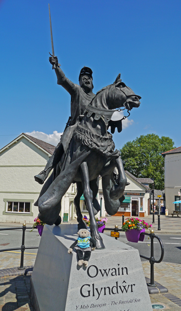 Mooch monkey at the statue of Owain Glyndŵr in Corwen